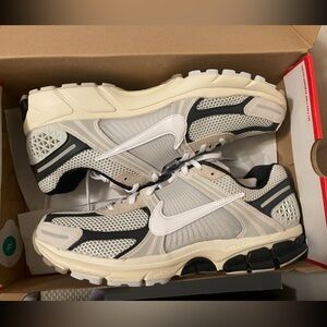 Nike Men's Vomero 5 (glow in dark) supersonic Cream and Black Sneakers (new)